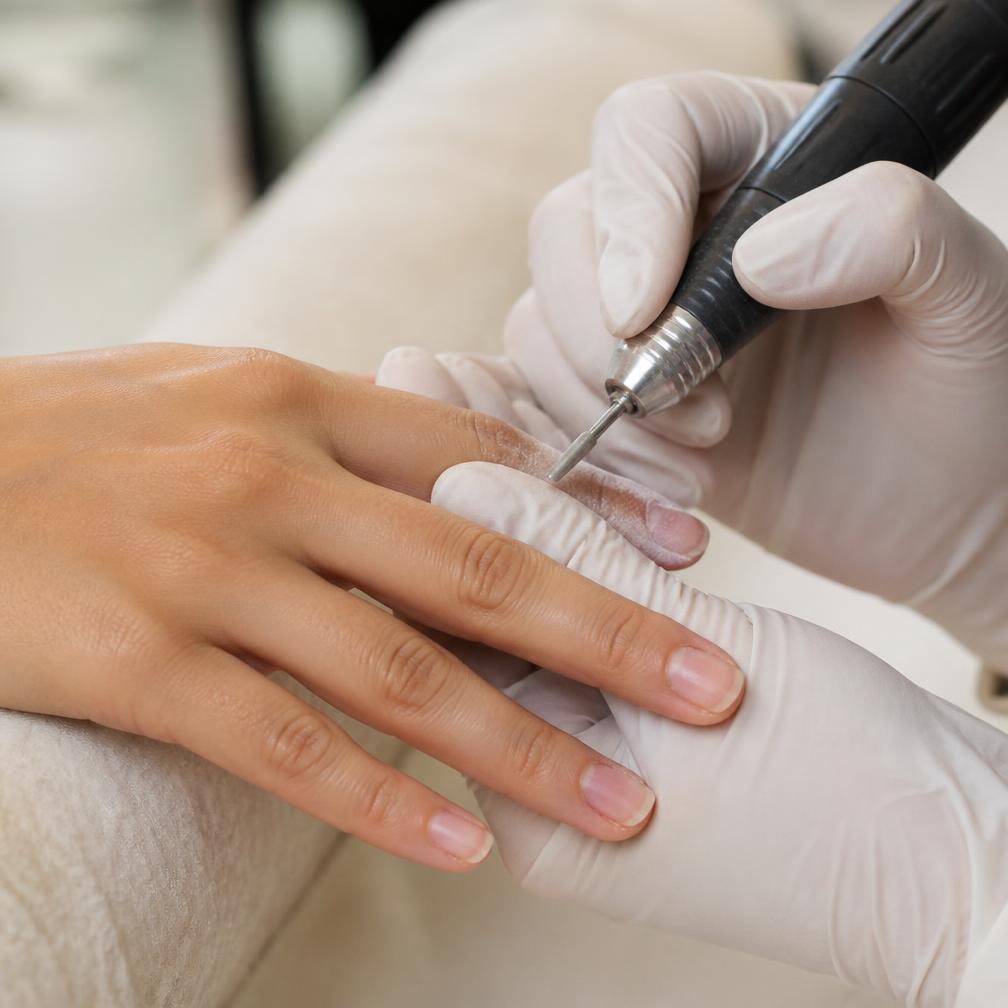 Opracowanie skórek frezarką podczas manicure