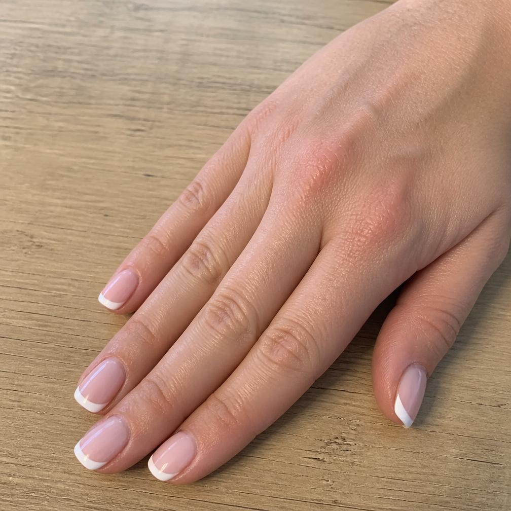 Gotowy french manicure na naturalnej długości paznokci